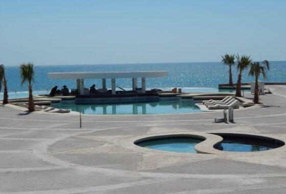 Las Palmas resort negative edge pool